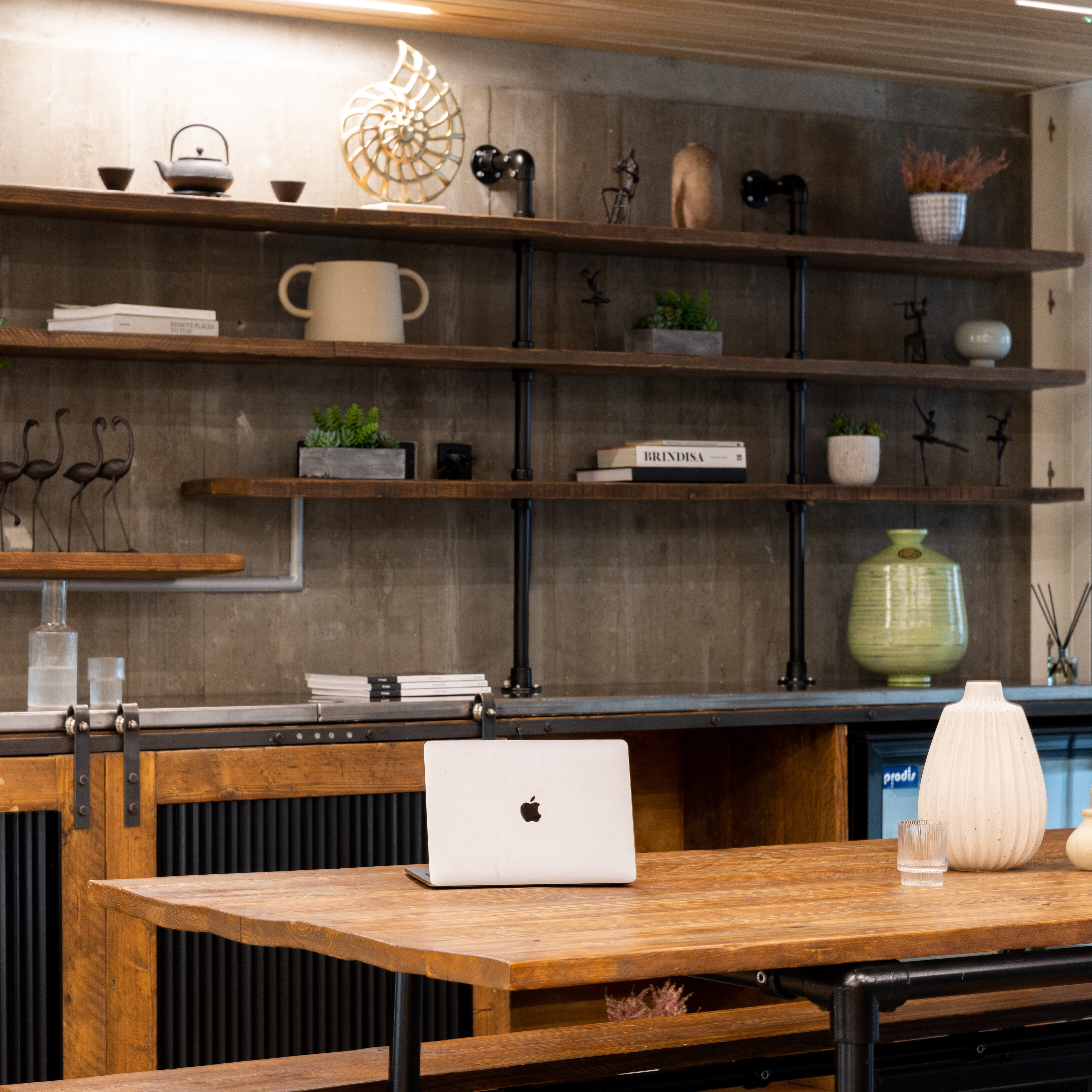 Emails, Zooms, presentations... Whatever you need to get done, there's plenty of space in our mezzanine communal area on the 1st floor.